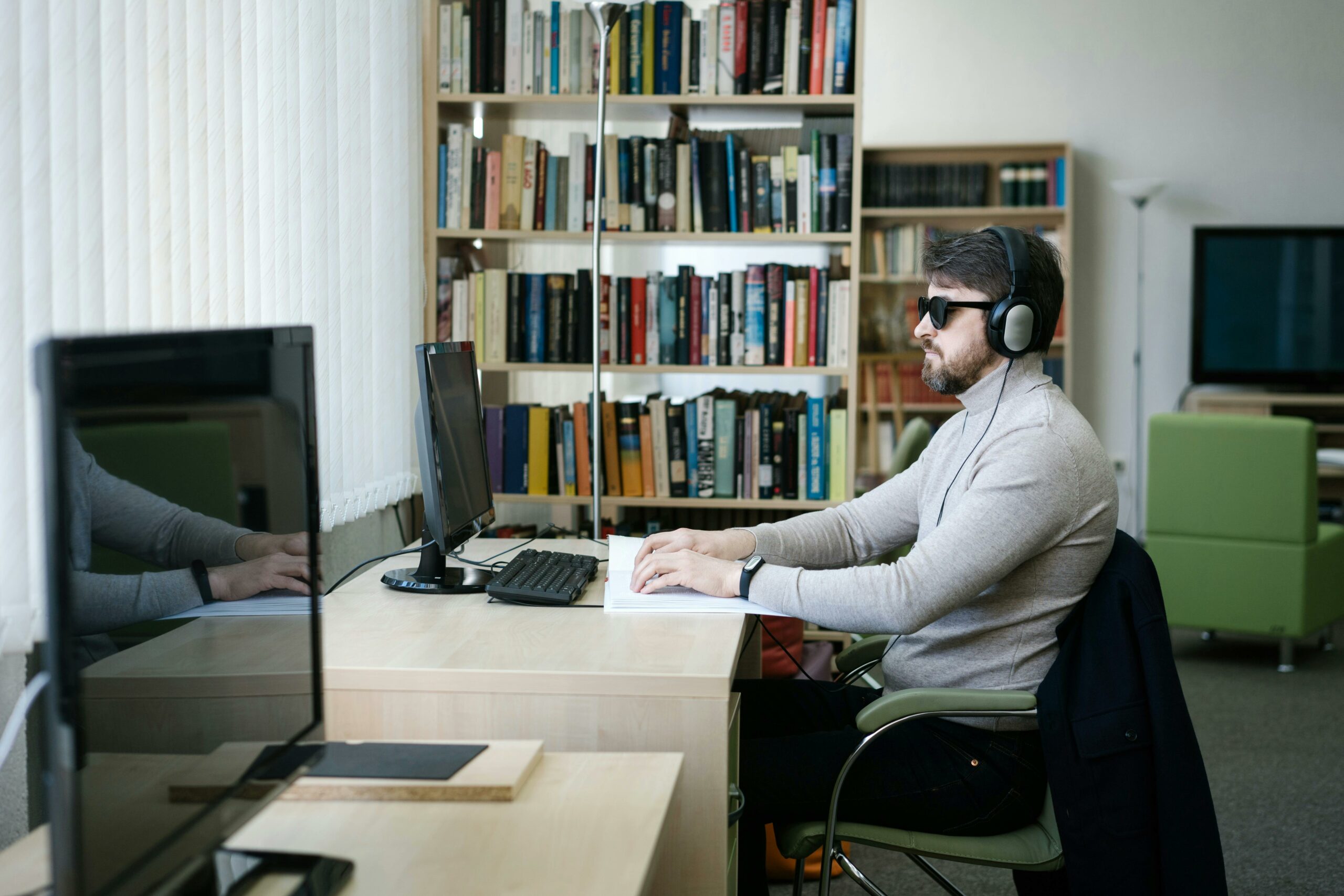 Person who is blind at the computer